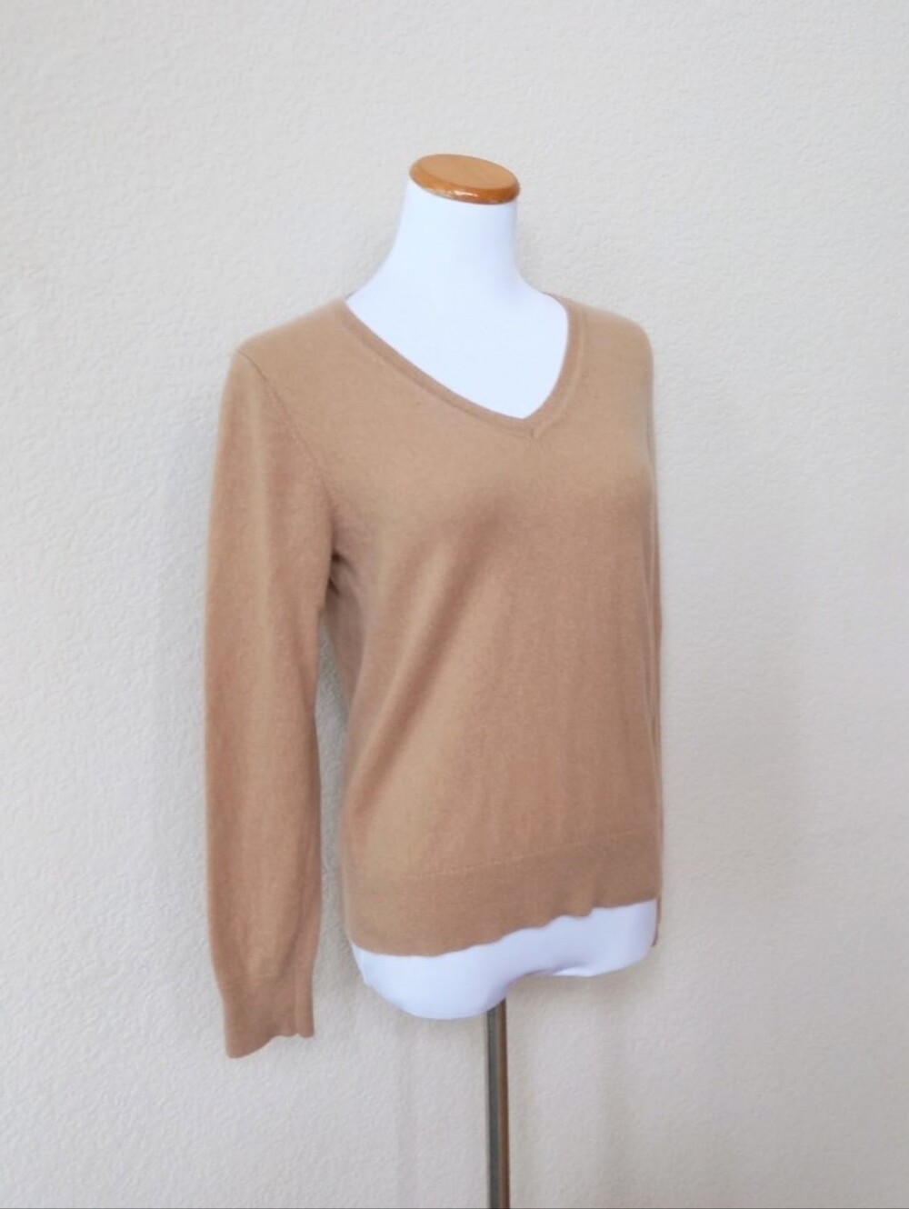 Quince soft camel color 100% cashmere v-neck sweater - Picture 6 of 11